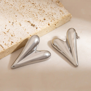 Heart Shape <b>Titanium</b> Steel <b>Stud</b> Earrings For Women Fashion Jewelry Lightweight Elegant Design Ins Style Earrings - Product Image 3