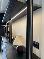 Étagère à colonnes en aluminium sur mesure avec étagères en verre, tiroirs en bois massif, bibliothèque en aluminium et bois massif, vente en gros d'usine