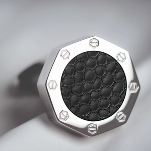 เครื่องหอมปรับอากาศในรถยนต์รูปทรงหกเหลี่ยม ทำจากอลูมิเนียมอัลลอยด์ พร้อมดีไซน์หนังพรีเมียม สำหรับตกแต่งช่องแอร์ในรถยนต์ - Product Image 3