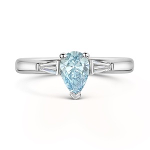 แหวนเพชร ROX Pear Blue Lab Grown พร้อมเพชรทรงบาแก็ตต์ 18K ทองคำขาว คลาสสิก รับรองโดย IGI สำหรับงานแต่งงาน - Product Image 3
