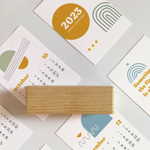 Impression personnalisée 2023 Mini <span class=keywords><strong>bureau</strong></span> calendrier mensuel carte avec <span class=keywords><strong>support</strong></span> en bois - Product Image 6