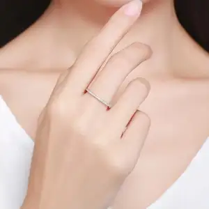 Grosir 925 perak murni cincin pernikahan berlian CZ pertunangan dapat ditumpuk untuk wanita