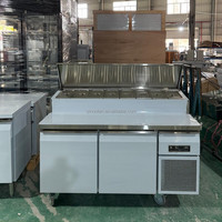 Table de préparation professionnelle pour pizzas en acier inoxydable avec plateau en marbre, réfrigérateur commercial et banc de travail avec bacs GN.