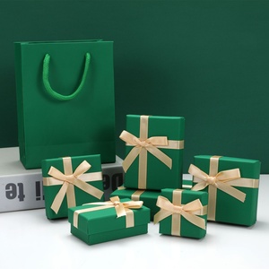 Boîte à bijoux en papier vert unique avec nœud et sac en papier pour femme, pour collier, bague, broche, avec insert en velours noir et éponge - Product Image 1