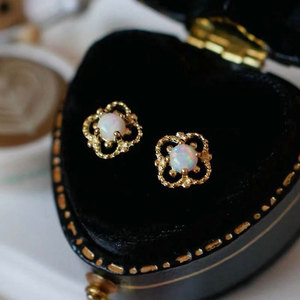 Orecchini a Perno Vintage a Forma di Diamante Cavo per Donne, Mini Accessori per Orecchie per Uso Quotidiano - Product Image 3