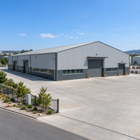 Entrepôt à grande portée en structure métallique, colonnes en acier laminé à chaud, atelier métallique, bâtiment logistique industriel résistant aux intempéries