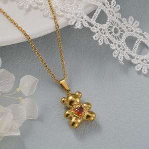 Collier Pendentif Ours en Peluche avec Breloque Cœur Rouge Sertie de Gemmes, Personnalisable, en Acier Inoxydable 316L Plaqué Or 18K, Chaîne Fine Maille Trombone - Product Image 4