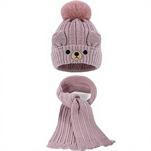 Bonnet rayé mignon en acrylique 100% pour homme, bonnet d'hiver tricoté décontracté, design bicolore noir et blanc, taille adulte unisexe - Product Image 1