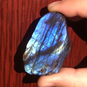 Piedra de labradorita natural en bruto, en rodajas pequeñas, con patrón de destellos azules, para meditación y sanación energética. - Product Image 2