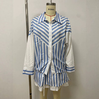 Ensemble assorti décontracté pour femme, collection automne 2027 : chemise à col boutonnée et short décontracté, motif rayures bleues et blanches, blocs de couleur