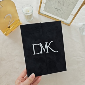 Inviti di Nozze di Lusso in Acrilico con Copertina Rigida in Camoscio Verde Scuro e Lettere Dorate a Specchio, Monogramma Nuziale - Product Image 4