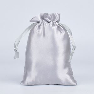 ถุงผ้าซาตินใส่เครื่องประดับพร้อมโลโก้ปั๊มนูนตามสั่ง รีไซเคิลได้ มีสินค้าในสต็อก สำหรับบรรจุภัณฑ์ของขวัญสำหรับผม เครื่องสำอาง งานปาร์ตี้ และคริสต์มาส - Product Image 6
