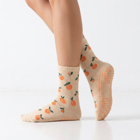 Chaussettes de sport personnalisées avec motif de dessin animé mignon, antidérapantes avec points en silicone, respirantes en coton pour yoga, pilates et danse, OEM ODM