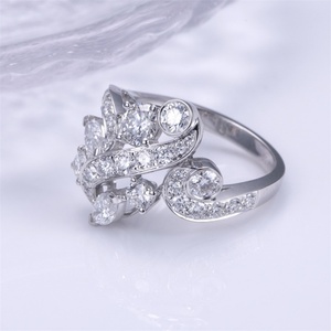 Anillo de Compromiso de Diamante de Laboratorio con Corte Redondo en Oro Blanco de 18K de Messi Fine Jewelry para Mujer - Product Image 2