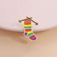 Broche en forme de chaussette arc-en-ciel, badge en métal personnalisé, épingle à revers pour vêtements