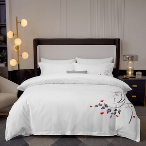 Conjuntos de Capa de Edredom de Algodão Personalizados com Logotipos Bordados para Hotel, Conjuntos de Roupa de Cama Bordada para Hotel, Tamanhos Solteiro, Queen e King - Product Image 1