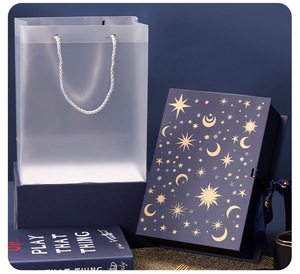 Elegante Caja <span class=keywords><strong>de</strong></span> Regalo Cuadrada con Tapa Abatible y Diseño Celestial en Azul Marino y Detalles Dorados Reutilizable - Product Image 5