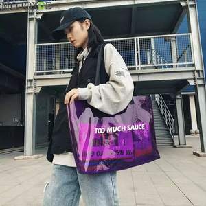 Sac fourre-tout à provisions de conception holographique laser irisé en PVC épais élégant avec poignée en PU Logo personnalisé Style tendance - Product Image 3