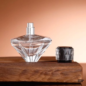 Botella de perfume de vidrio tallado de lujo fabricada en India con bomba pulverizadora para envasado de fragancias premium disponible para la venta - Product Image 4