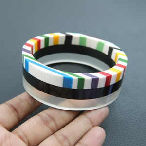 Bracelet de manchette en résine de style vintage hautement poli et personnalisé pour femmes d'Inde - Product Image 1