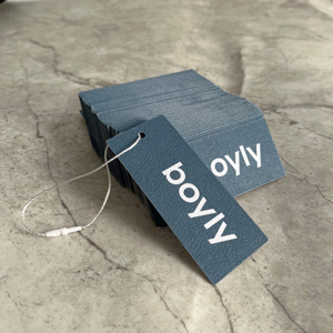 ป้ายแขวนเสื้อผ้าทำจากกระดาษเนื้อผ้าฝ้ายแบบกำหนดเอง - ป้ายเสื้อผ้าแบบนูน/พิมพ์พร้อมเชือกสำหรับเสื้อผ้าและรองเท้า - Product Image 1