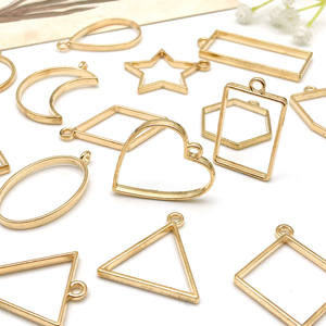 DIY Schmuckzubehör Rahmen-Anhänger Geometrisch Liebe Rund Fünfzackiger Stern Hohlbodenhalterung AB-Kleber Kreuz-B - Product Image 3