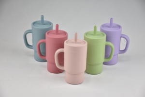 Mug de voyage en plastique vert avec couvercle à vis et paille, sans BPA, design minimaliste, pour le camping, usage unisexe - Product Image 3