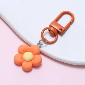 CHENXI Llavero Colgante de Flor Margarita Pequeña Popular en Instagram, Accesorio Lindo para Bolsos y Fundas de Teléfono - Product Image 4