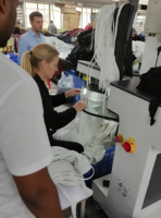 Machine industrielle automatique adaptative pour l'insertion de cordons et le passage de cordes dans les pantalons de sport