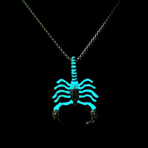 Collar de acero inoxidable con colgante de escorpión, colgante de <span class=keywords><strong>rey</strong></span> luminoso de Halloween, creativo, Hip Hop, novedad de 2022 - Product Image 4