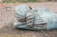 Escultura de bronce de cobre fundido y latón de diseño personalizado estatua de jardín de niña reclinable directa de fábrica estatua de bronce de niña desnudo