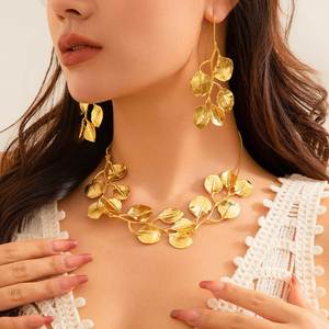 Bijoux vintage femmes élégantes accessoires de fête design de luxe feuille métallique pendentif chaîne colliers cadeaux de mode - Product Image 1
