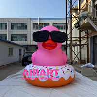 Anneau de natation de ballon de canard rose de nouvelle forme, mascotte gonflable de canard d'anneau de natation pour la décoration extérieure de fête d'été
