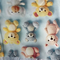 Adorable Tela de Microfibra con Estampado Digital de Osito de Peluche con Cruz Azul, Suave, de Peso Medio, Antiestática, Linda Tela con Dibujos Animados para