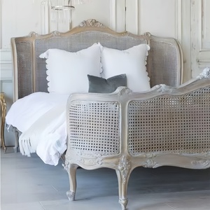 Letto <span class=keywords><strong>in</strong></span> Stile Francese Retrò con Finitura Anticata, Intagliato a Mano, <span class=keywords><strong>in</strong></span> <span class=keywords><strong>Legno</strong></span> di Betulla <span class=keywords><strong>Massiccio</strong></span> e Rattan Naturale, Ecologico e Durevole - Product Image 4