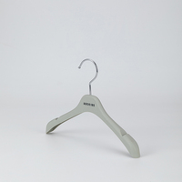 Cintres pour enfants en plastique moulé par injection de haute qualité et robustes pour les magasins de vêtements, design gain de place
