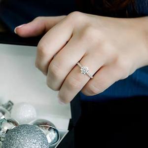 OAHLAN精品珠宝女式纯银925 1.2克拉硅石铑镀叉镶ROHS结婚订婚戒指 - Product Image 4