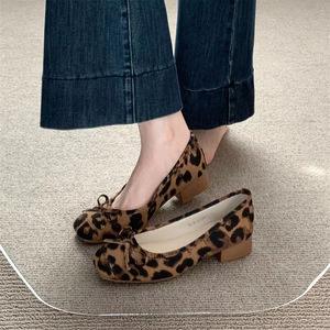 Zapatos de Tacón Bajo de Cuero con Diseño Calado, Cómodos, con Punta en Pico, Impermeables, Aptos para Hombres y Mujeres - Product Image 1