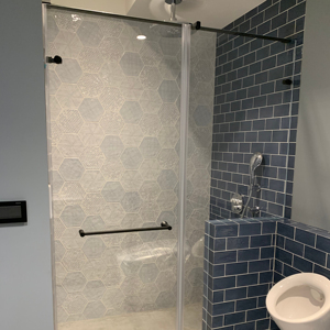 Porte de salle de douche encadrée en acier inoxydable de haute qualité pour l'exportation 100% fabriquée à Taiwan, en Chine - Product Image 1