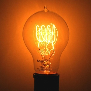 Bombilla Edison de Tungsteno A19 de 40W/60W, Luz Blanca Cálida Suave, Carcasa de Latón y Vidrio Ámbar, Bombilla <span class=keywords><strong>Vintage</strong></span> para Iluminación del Hogar y Oficina - Product Image 3