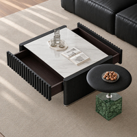 Ensemble de tables basses verticales avec panneau en dalle claire et structure en acier mince pour un salon et un bureau apaisants