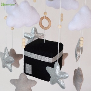 Cubo sonajero <span class=keywords><strong>musical</strong></span> colgante al por mayor, juguetes islámicos Kaaba de calidad, móviles de <span class=keywords><strong>cuna</strong></span> de bebé de fieltro Corán <span class=keywords><strong>para</strong></span> niños con lunas y estrellas - Product Image 3