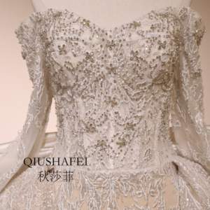 فستان زفاف 2025 مخصص فاخر بياقة على شكل قلب وتطريز كثيف من الدانتيل والماس البراق بأكمام طويلة وظهر مكشوف - Product Image 4