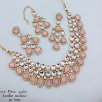 Collection Tendance Fantaisie : Parure de Collier Plaqué Or Ethnique Kundan et Perles, Idéale pour Fiançailles, Anniversaire, Mariage, Fête – Design Unique