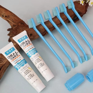 Juego de cepillos de dientes de plástico de dos cabezas para mascotas con cubierta para los dedos Suministros de limpieza para perros y gatos que incluyen pasta de dientes para higiene bucal de mascotas - Product Image 1