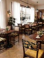 Ensemble table et chaises en bois massif vintage, table à manger carrée de style français pour restaurant, pâtisserie et usage commercial