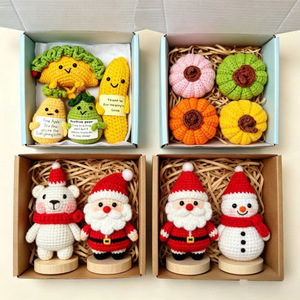 Cadeau de Noël fait main, poupée de Noël tricotée, Père Noël au crochet, bonhomme de neige, renne avec boîte, poupée de Noël au crochet pour la décoration - Product Image 1