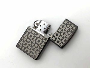 Encendedor de Cigarrillos de Metal Premium Personalizado con Diseño a Cuadros de Estrellas Urbanas y Modernas, Grabado en Toda la Superficie - Product Image 2