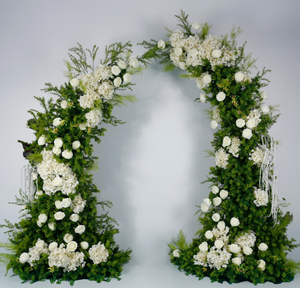 Centrotavola Nuziale Stile Foresta 2026, Decorazione con Piante Verdi Artificiali e Fiori Bianchi, Arco Floreale e Sfera di Fiori per Matrimonio - Product Image 1