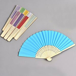 Éventails peints à la main en bambou avec des motifs uniques pour une touche élégante - Product Image 1